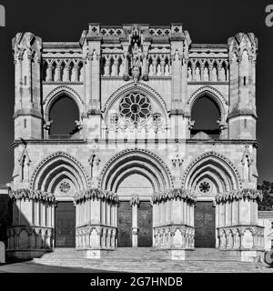 Fassade der Kathedrale Santa María de Gracia aus dem 12. Jahrhundert auf der Plaza Mayor der Stadt Cuenca, Castilla la Mancha, Spanien, Europa. Stockfoto