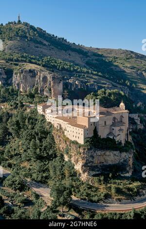 Ehemaliges Kloster San Pablo des Dominikanerordens, Parador de turismo am Huecar-Fluss der Stadt Cuenca, Castilla la Macha, Spanien, Europa. Stockfoto