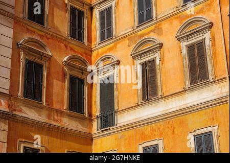 Fenster der üblichen alten Wohngebäude in Rom, Italien Stockfoto