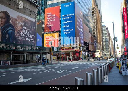 New York, NY, USA - 14. Juli 2021: Leere Straßen und Gehwege im Times Square-Gebiet mit entsprechenden Werbetafeln während des Hochs der Pandemie Stockfoto
