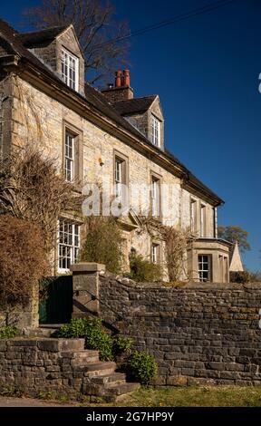 Großbritannien, England, Derbyshire, Tissington, The Avenue, Stufen bis zum Tor des großen Gutshauses Stockfoto