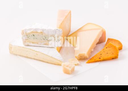 Auswahl an verschiedenen Käsesorten auf weißem Hintergrund. Hartkäse, Parmesan, Brie und Chilischäse. Stockfoto