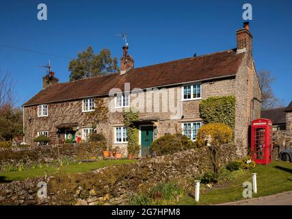 Großbritannien, England, Derbyshire, Tissington, Chapel Lane, Landhaus und Dorf K6 rote Telefondose Stockfoto