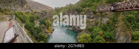 Panoramablick auf den Kawarau River, der durch die Kawarau Gorge fließt, Neuseeland Stockfoto