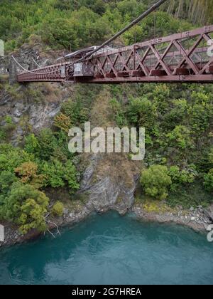 Blick auf die Kawarau Gorge mit der Kawarau Gorge Suspension Bridge, Neuseeland Stockfoto