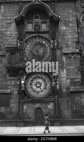 1930er Jahre, historische Ansicht aus dieser Zeit der Prager Astronomischen Uhr auf der Außenseite des alten Rathauses, Prag, Czechoslavkia. Die 1410 installierte Uhr ist die drittälteste astronomische Uhr der Welt. Stockfoto