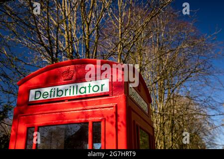 Großbritannien, England, Derbyshire, Bradbourne Village alte rote K6-Telefonbox, die zur Defibrillatorstation umgebaut wurde Stockfoto