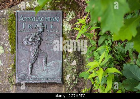 Appalachian Trail Bronzetafel an der Seite des Wegs bei Neels Gap auf der östlichen Seite des Blood Mountain in der Nähe von Blairsville, Georgia. (USA) Stockfoto