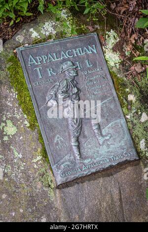 Appalachian Trail Bronzetafel an der Seite des Wegs bei Neels Gap auf der östlichen Seite des Blood Mountain in der Nähe von Blairsville, Georgia. (USA) Stockfoto