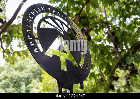 Appalachian Trail Conservancy Schild unter dem „Shoe Tree“, wo Wanderer, die den Appalachian Trail beenden, ihre Wanderschuhe aufhängen, in Walasi-Yi in Georgia. Stockfoto