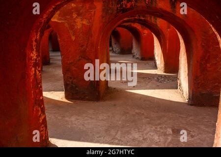 Jantar Mantar befindet sich in der modernen Stadt Neu-Delhi. Stockfoto