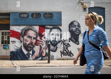 London, Großbritannien. 14. Juli 2021. Im Essig Yard in der Nähe der London Bridge wurde ein Wandgemälde der städtischen Straßenkünstler MurWalls enthüllt, das von Sadiq Khan, dem Bürgermeister von London, in Auftrag gegeben wurde. Mit dem Slogan „You did US stolze“ feiert das Kunstwerk die Erfolge der englischen Fußballmannschaft beim Erreichen des Finales der Euro 2020 und zeigt ein Bild von Manager Gareth Southgate, Kapitän Harry Kane und dem Stürmer Raheem Sterling. Kredit: Stephen Chung / Alamy Live Nachrichten Stockfoto