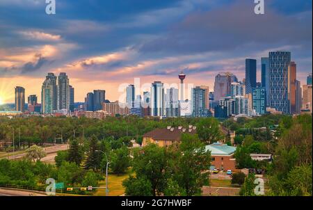 Sonnenaufgang Wolken Über Der Downtown Calgary Skyline Stockfoto