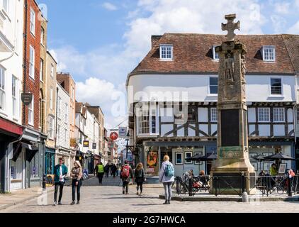 Das Canterbury war Memorial mit Pub und Geschäften am Buttermarket Canterbury Kent England GB Europa Stockfoto