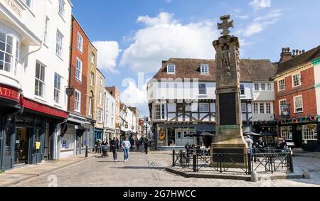 Das Canterbury war Memorial mit Pub und Geschäften am Buttermarket Canterbury Kent England GB Europa Stockfoto
