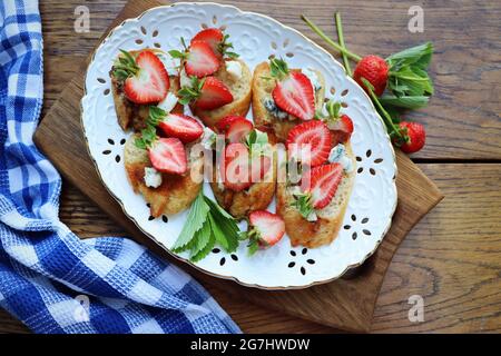 Erdbeer-Bruschetta mit Ziegenkäse und Balsamico-Essig Stockfoto