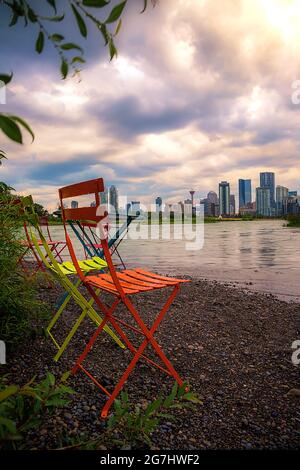 Stühle Mit Blick Auf Den Bow River Und Die Innenstadt Von Calgary Stockfoto