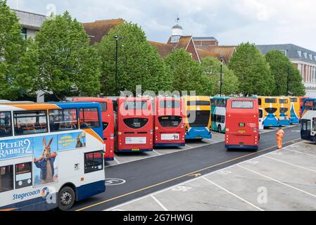 Canterbury Busbahnhof voll von Doppeldeckerbussen Canterbury Kent England GB Europa Stockfoto