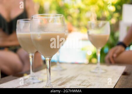 Freunde, die ein erfrischendes Getränk in einer Bar trinken, um der Hitze zu schlagen Stockfoto