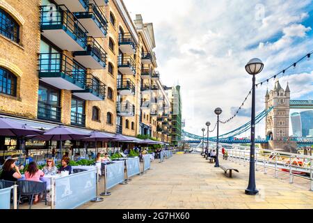 Riverside Promenade und Restaurants mit Sitzgelegenheiten im Freien entlang Butler's Wharf, ShaD Thames, London, Großbritannien Stockfoto