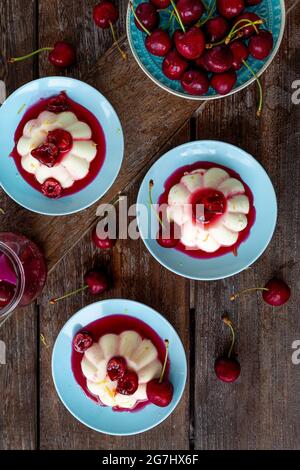 Panna Cotta mit frischen Kirschen und Kirschsauce Stockfoto