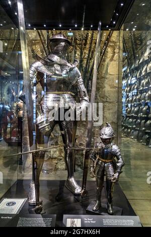 Die höchste Rüstung, die neben der kleinen Rüstung zu sehen ist, die entweder für den Hofzwerg Jeffrey Hudson oder den jungen Charles I im Weißen Turm, T, hergestellt wurde Stockfoto