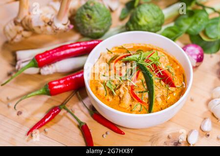 Thailand Essen Curry Schweinefleisch scharf auf Holztisch. Thailand nennen Panang. Stockfoto