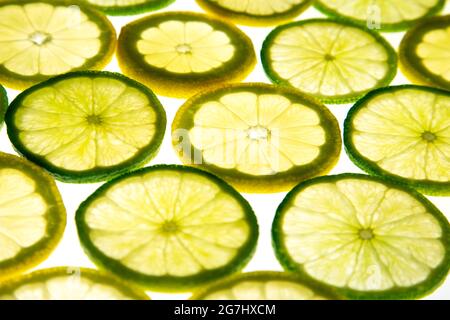 Hintergrund der Hintergrundbeleuchtung frische Zitrone und Limette Schichten Stockfoto