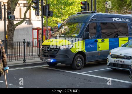 LONDON - 29. MAI 2021: Polizeiwagen mit blauem Blinklicht auf einer Londoner Straße Stockfoto