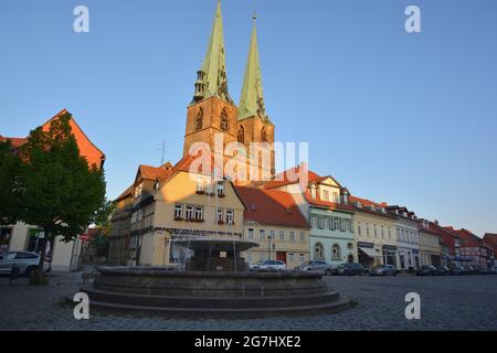 Kirche auf einem Platz von Quedlinburg am Abend, Sachsen-Anhalt, Deutschland bei Sonnenuntergang Stockfoto