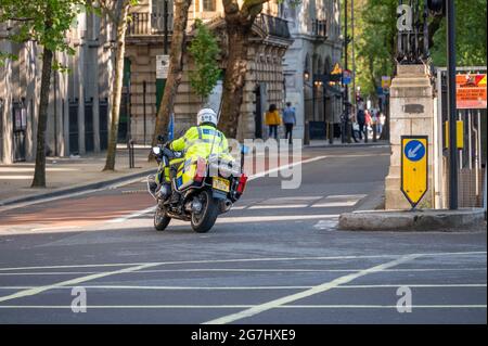 LONDON - 29. MAI 2021: Britischer Polizeimotorradfahrer auf den Straßen von London Stockfoto