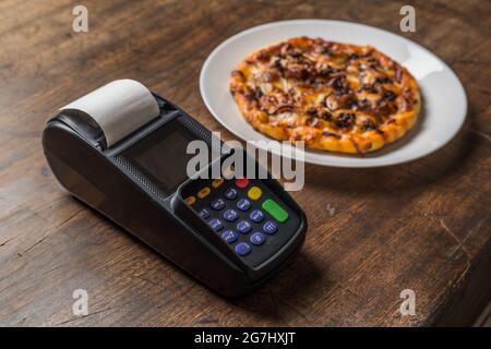 Leckere italienische Pizza serviert auf Holztisch Stockfoto