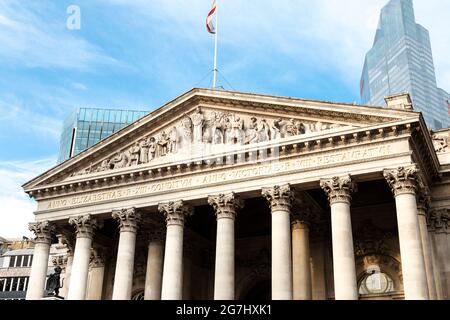 Außenansicht des Royal Exchange-Gebäudes in der Bank, ehemaliges Handelszentrum, jetzt eine Einkaufspassage, City of London, Großbritannien Stockfoto