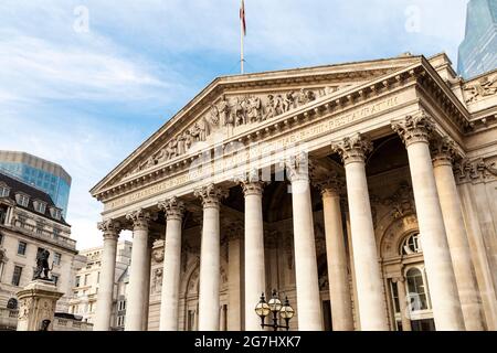 Außenansicht des Royal Exchange-Gebäudes in der Bank, ehemaliges Handelszentrum, jetzt eine Einkaufspassage, City of London, Großbritannien Stockfoto