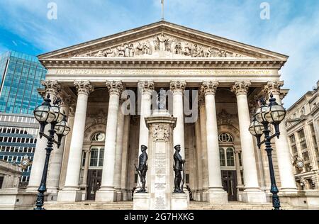 Außenansicht des Royal Exchange-Gebäudes und des London Trupps war Memorial, City of London, Großbritannien Stockfoto