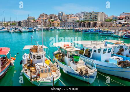 Blick auf den alten venezianischen Hafen mit traditionellen Fischerbooten. Heraklion, Kreta, Griechenland Stockfoto