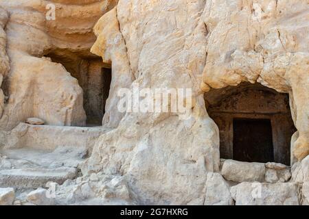 Blick auf die Höhlen (antike römische Gräber) in den Sandsteinfelsen von Matala. Kreta, Griechenland Stockfoto