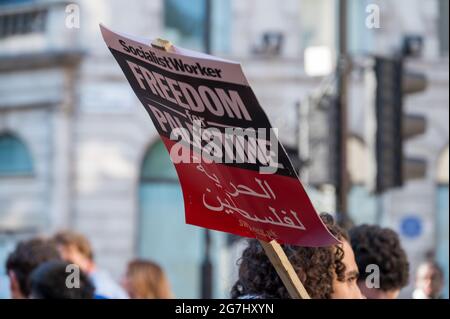 LONDON - 29. MAI 2021: Ein Protestler hält bei einer Protestkundgebung ein Plakat zur Freiheit für Palästina Stockfoto