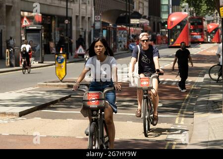 Menschen auf Santander leihen Fahrräder aus, die am 2. Juli 2021 in London, Großbritannien, entlang der Oxford Street radeln. Das von Santander geförderte Programm soll die Londoner zum Radfahren bringen. Als Teil einer großen Initiative. Diese Fahrräder werden aufgeladen, wie lange Sie sie verwenden. Nehmen Sie einen Zyklus, fahren Sie ihn, wo Sie möchten, und geben Sie ihn zurück, bereit für die nächste Person. Das ganze Jahr über 24 Stunden am Tag verfügbar. Es gibt Selbstbedienung und es gibt keine Buchung. Stockfoto