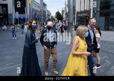 Nur noch fünf Tage vor dem offiziellen Tag der Freiheit, der für den 19. Juli geplant ist, kommen Menschen, von denen viele Gesichtsmasken tragen, am 14. Juli 2021 in das Einkaufsviertel im Stadtzentrum von Bull Ring in Birmingham, Großbritannien. Nach monatelanger Sperrung, aber mit steigenden Fallzahlen, insbesondere der Delta-Variante, besteht Hoffnung, dass das Leben wieder normal wird, mit Einschränkungen wie dem obligatorischen Tragen von Gesichtsbezügen in öffentlichen Räumen endet. Stockfoto