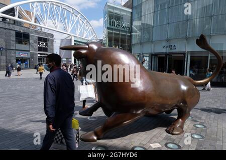 Nur noch fünf Tage vor dem offiziellen Tag der Freiheit, der für den 19. Juli geplant ist, kommen Menschen, von denen viele Gesichtsmasken tragen, am 14. Juli 2021 in das Einkaufsviertel im Stadtzentrum von Bull Ring in Birmingham, Großbritannien. Nach monatelanger Sperrung, aber mit steigenden Fallzahlen, insbesondere der Delta-Variante, besteht Hoffnung, dass das Leben wieder normal wird, mit Einschränkungen wie dem obligatorischen Tragen von Gesichtsbezügen in öffentlichen Räumen endet. Stockfoto