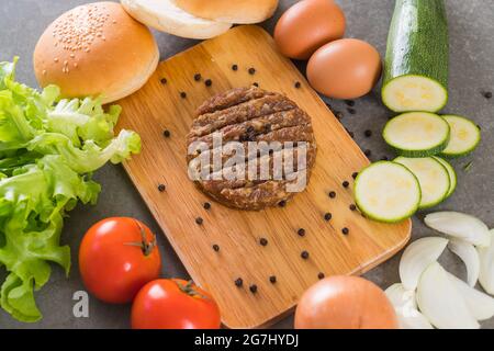 burger Zutaten auf Holzplatte angeordnet Stockfoto