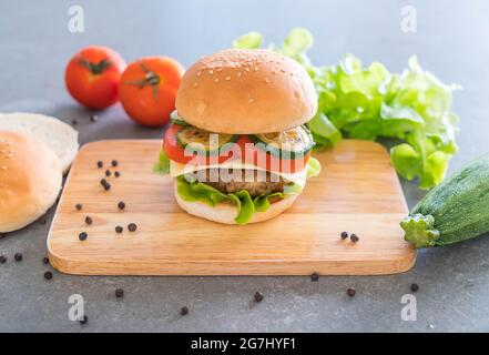 burger auf Holzplatte: Amerikanische Küche Stockfoto