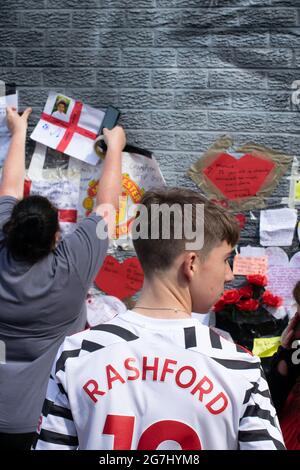 Marcus Rashford Street Art, Withington nach Reparatur durch Akse P19. Mann im Rashford Fußballtrikot. Withington, Manchester, Großbritannien Stockfoto