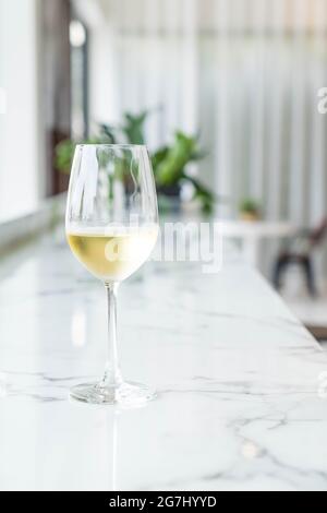 Ein Glas Sekt im Restaurant Stockfoto