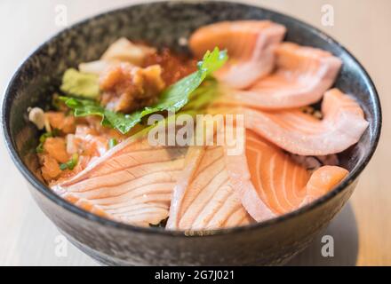 Gemischtes Lachs-Dongburi-Set - japanisches Essen Stockfoto