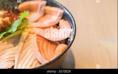 Gemischtes Lachs-Dongburi-Set - japanisches Essen Stockfoto