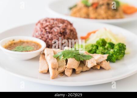 Brathähnchen und Gemüse mit Beerenreis - sauberes Essen Stockfoto