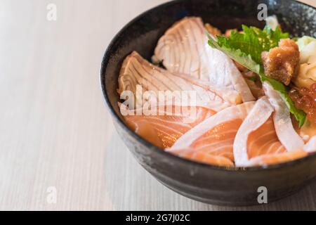 Gemischtes Lachs-Dongburi-Set - japanisches Essen Stockfoto