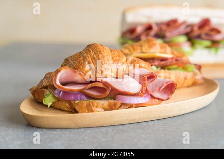 Croissant Sandwich Schinken auf dem Tisch Stockfoto